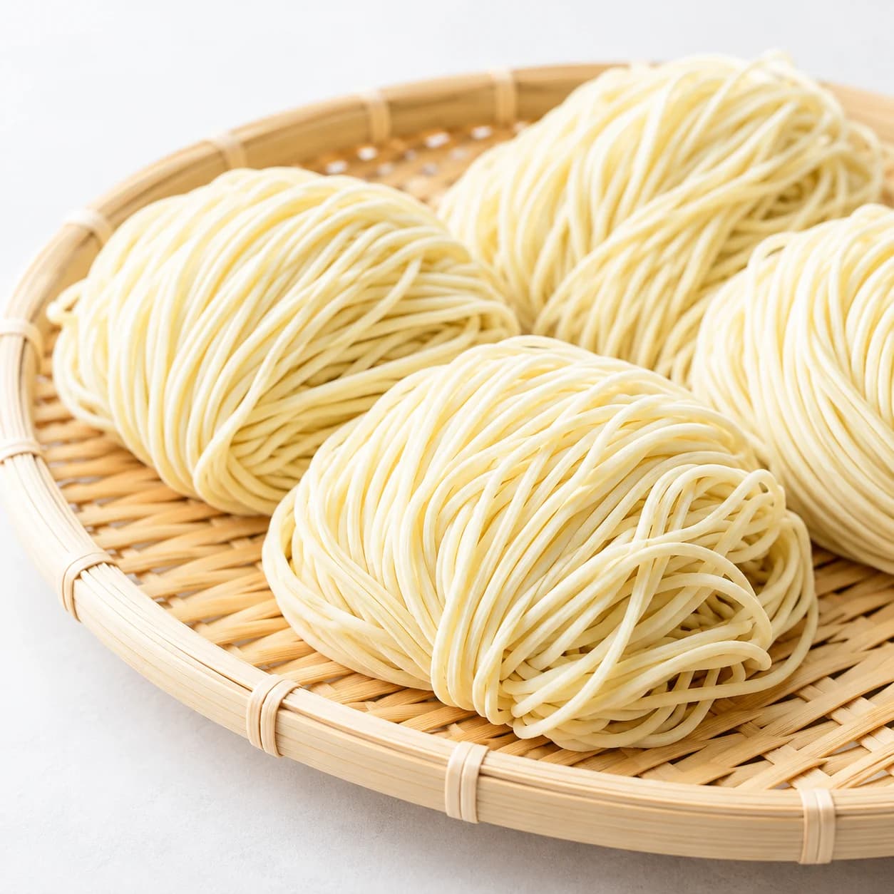 ざるに盛った麺
